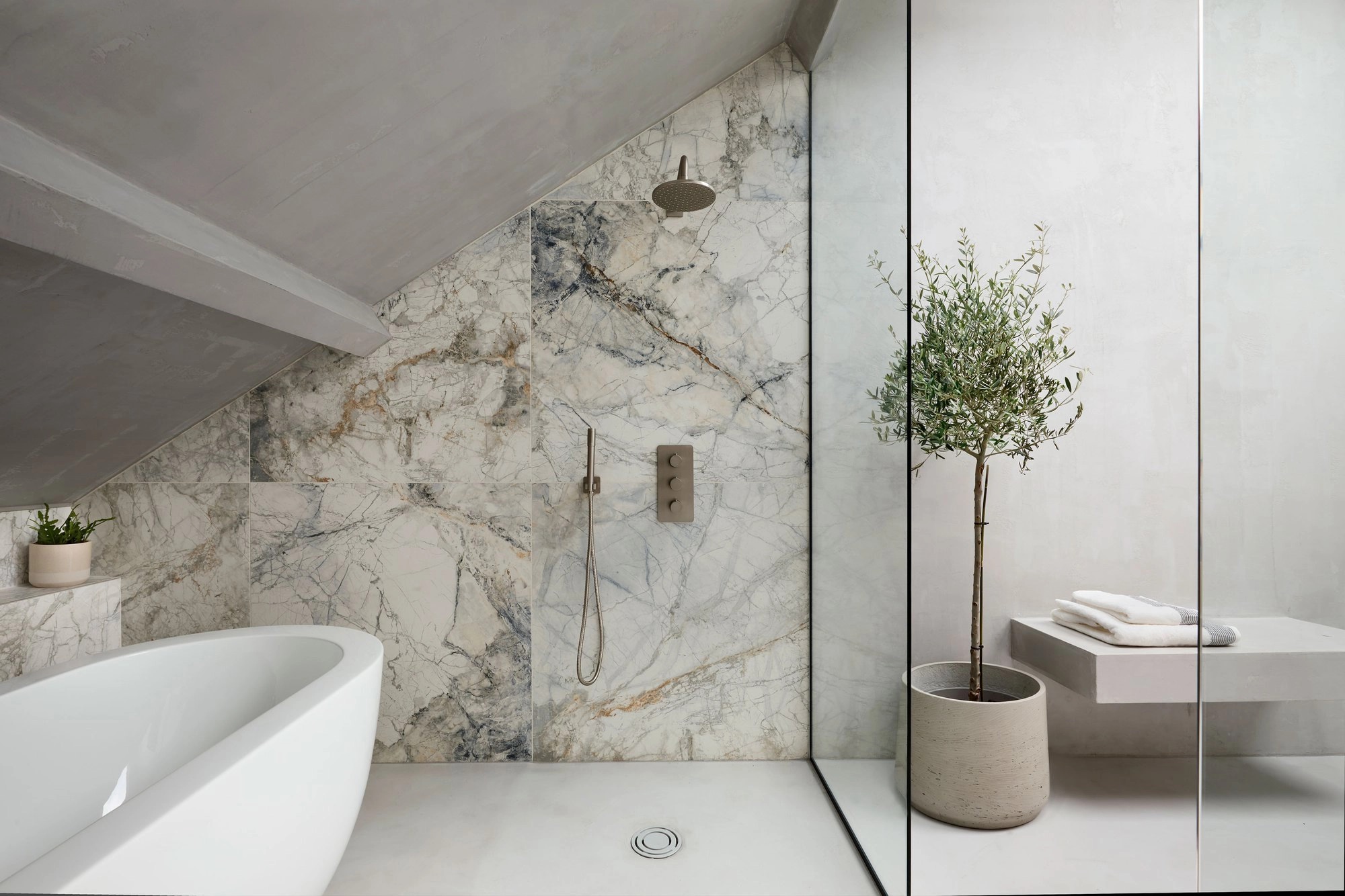 Trang trí với màu xám than: Lót sàn phòng tắm của bạn bằng gạch đá cẩm thạch sẫm màu