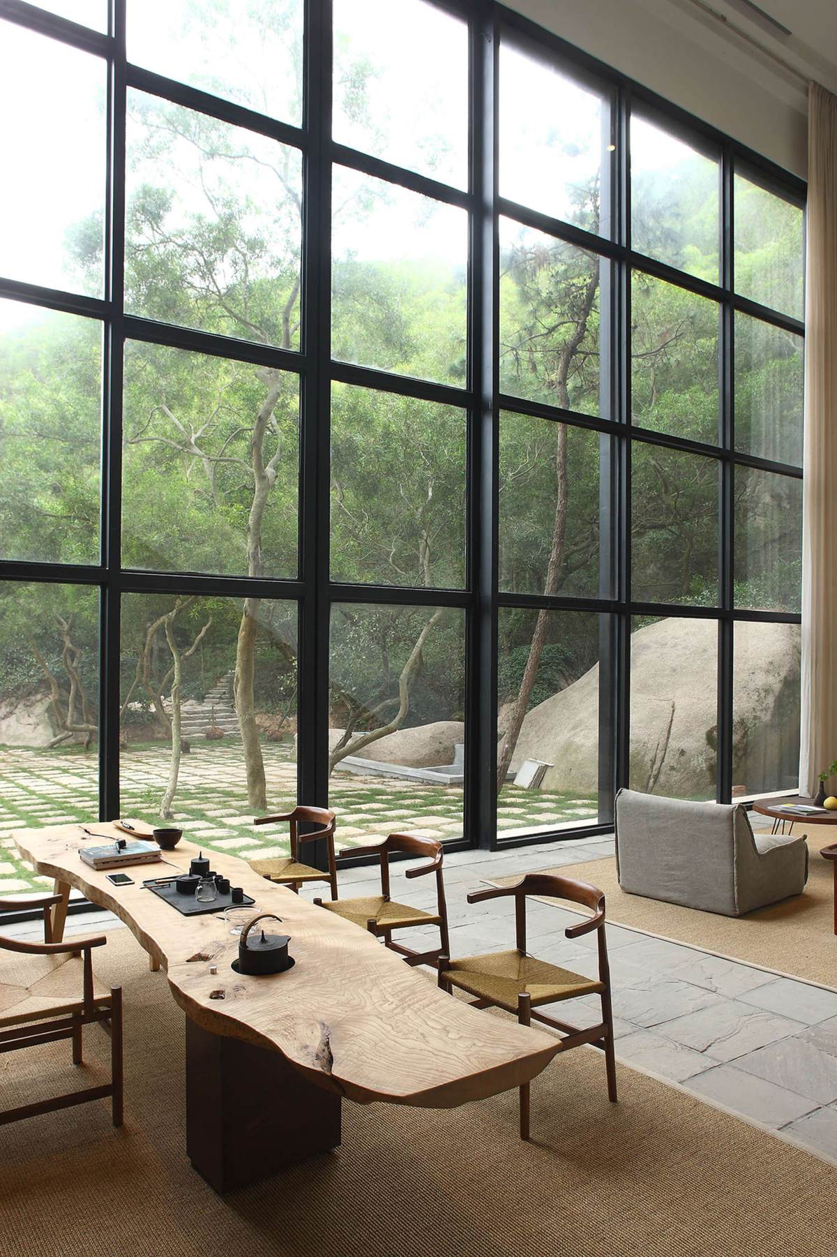 Phòng trà đạo cạnh cửa kính rộng view sân vườn của biệt thự thông tầng